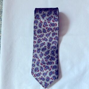 John Weitz 100% Silk Tie‎ Greyish background w Blue and Red small Paisley
